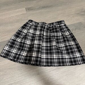 Women’s Black And White Plaid Skirt Sz 10